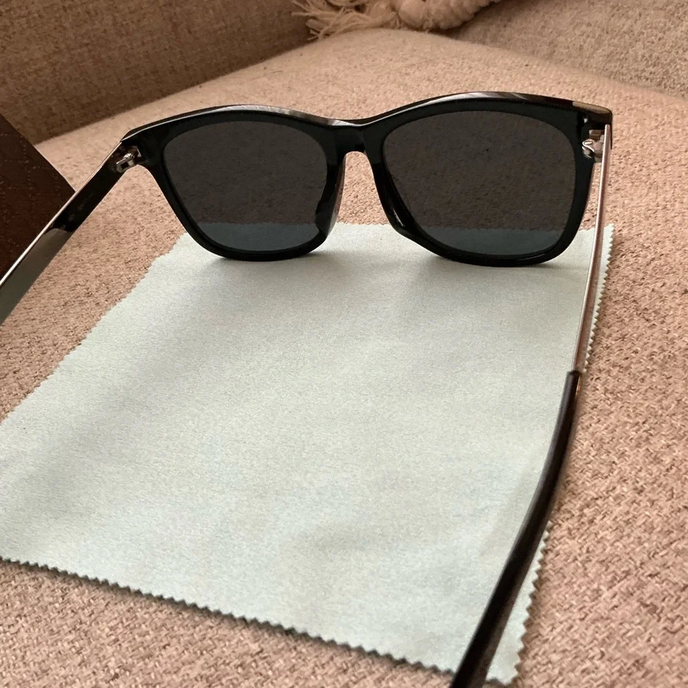 Gucci Black Wayfarer Sunglasses Timeless Design - Picture 5 of 10